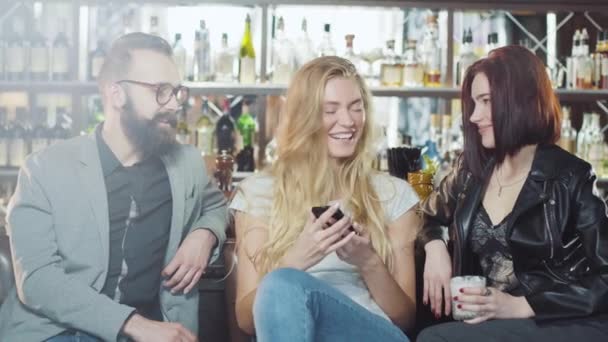 3 pessoa companhia de amigos estão tomando selfie atrás bar contador, sorrindo e olhando para câmera smartphone com rostos emoções felizes — Vídeo de Stock