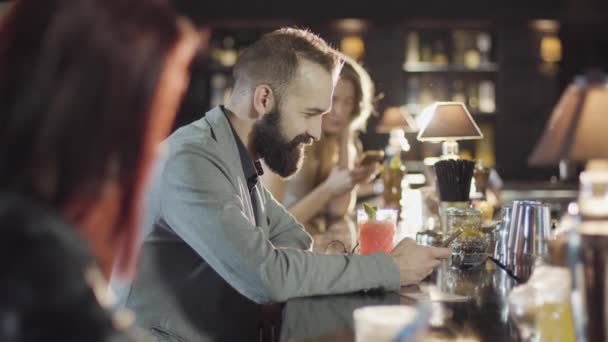 20s bebaarde man mensen is drank cocktail zitten toog met menu — Stockvideo