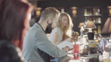 20'li yaşlarda sakallı hippi adam bir gece barda sarışın kızla flört