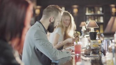 20'li yaşlarda sakallı hippi adam bir gece barda sarışın kızla flört