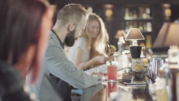 20s γενειοφόρος άνδρας hipster φλερτάρει με ξανθιά κορίτσι σε ένα νυχτερινό μπαρ — Αρχείο Βίντεο
