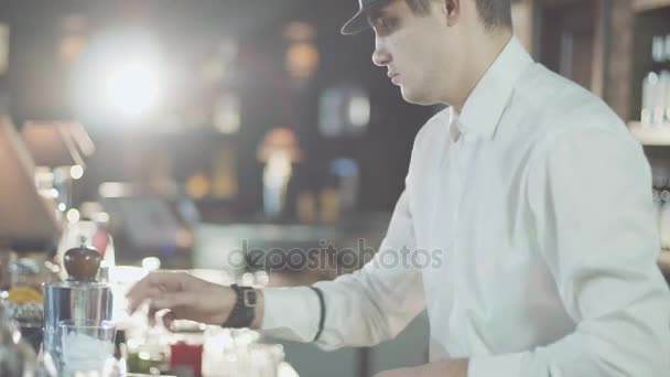 Бармен в шляпе готовит коктейль в баре — стоковое видео