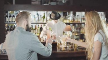 20'li yaşlarda, kodes gözlük bar, flört oldukça kaç kokteyller vererek barmen