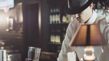 Barmen şapkalı kokteyl bar hazırlanıyor