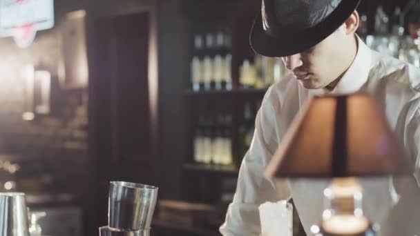 Barman de chapéu está preparando coquetel no bar — Vídeo de Stock