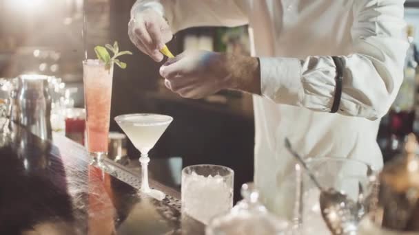 20s бармен готує коктейль в нічному барі — стокове відео
