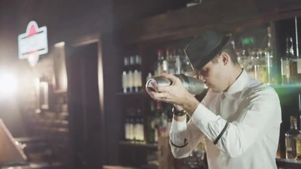 Bartender usando shaker enquanto prepara coquetel no bar noturno — Vídeo de Stock