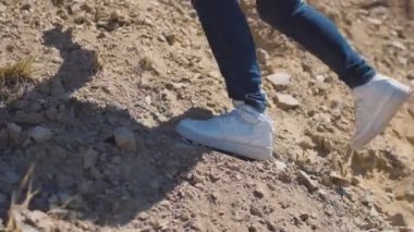 Bacaklar feets dağlar kadar çöl üzerinde tırmanma vardır kadın görünümünü kapat