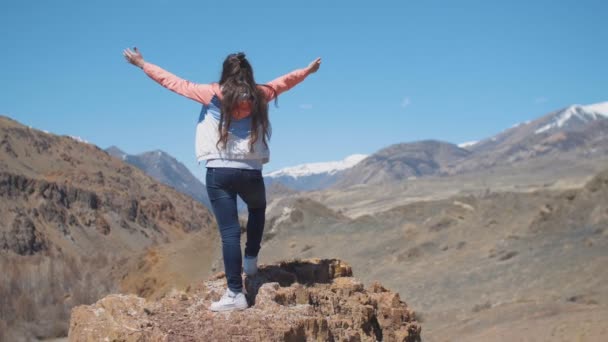 Ženské 20s turista se zvedá ruce na vrcholu hory — Stock video