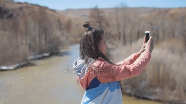 Pontos de vista mãos de mulher de 20 anos está tirando fotos no telefone inteligente móvel com picos de gelo e estrada no backgroung — Vídeo de Stock