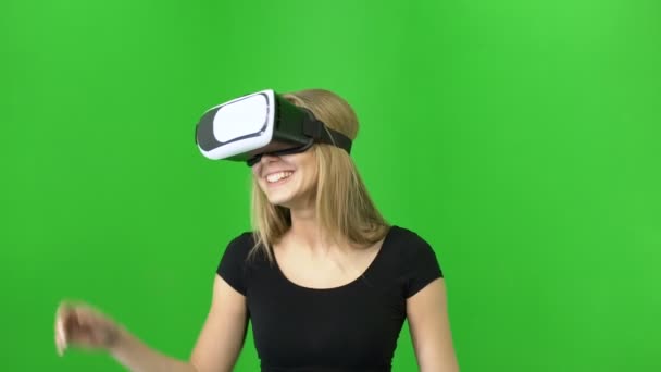 Retrato de una mujer en gafas VR se ríen sinceramente sobre fondo clave de croma verde — Vídeo de stock