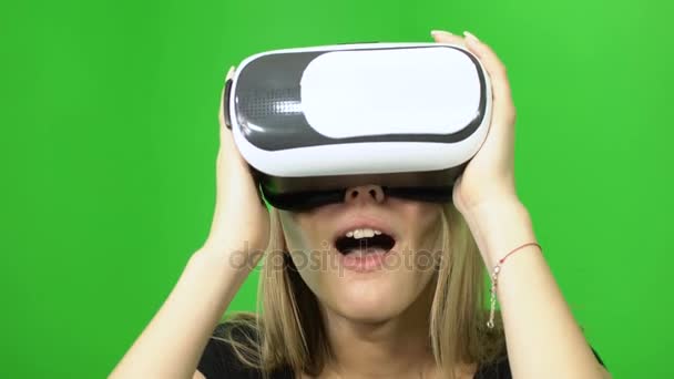 Retrato de una mujer en gafas VR emocionantes emociones sobre fondo clave de croma verde — Vídeos de Stock