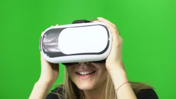 Retrato de una mujer en gafas VR emocionantes emociones sobre fondo clave de croma verde — Vídeos de Stock