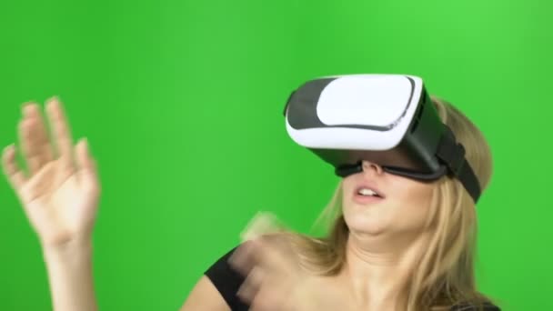 20s atractiva chica rubia en gafas VR es emocionante y asustado. fondo clave croma verde — Vídeo de stock