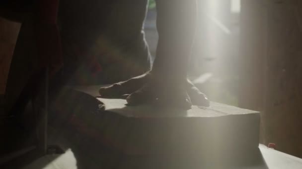 travail de menuisier 20s avec planche en bois à la machine de travail du bois 