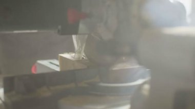 Daire testere testere ahşap tahta kurulu talaş içinde arka ışık ile kapatmak