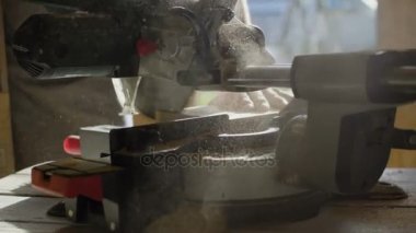 Daire testere testere ahşap tahta kurulu talaş içinde arka ışık ile kapatmak