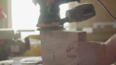 El makine kullanarak arka ışık ahşap tahta taşlama woodworker marangoz