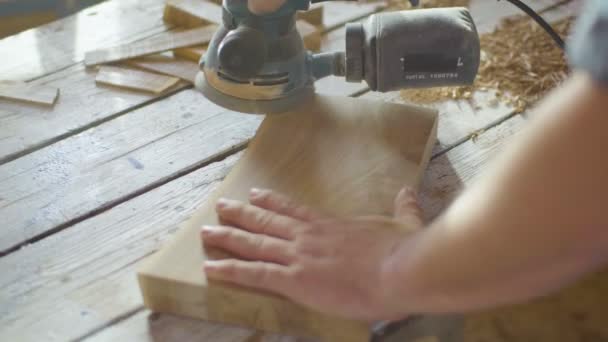 Процесс шлифования деревянной доски с помощью специального станка. столярные работы в мастерской — стоковое видео
