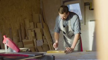 20'li yaşlarda portresi marangoz woodworker losyonları cila atölye bir ahşap tahta sakallı