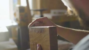 arka ışık ahşap tahta içinde cila konsantre marangoz woodworker yakından losyonları