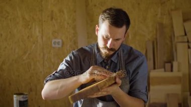 Bir ahşap tahta atölye içinde cila konsantre woodworker portresi losyonları