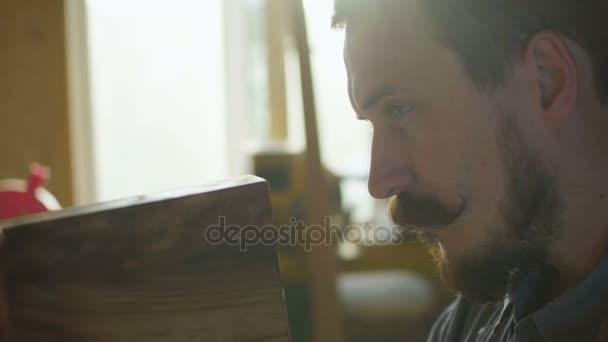 Zblízka portrétní Carpenter kontroly kvality práce dřevěné prkno v podsvícení — Stock video