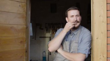 Sakallı 20s portresi kameraya, seyir woodworker atölye kal