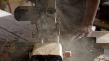 Daire testere testere ahşap tahta kurulu talaş içinde arka ışık ile kapatmak