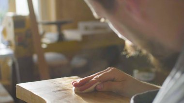 Bir ahşap tahta atölye içinde cila konsantre woodworker portresi losyonları