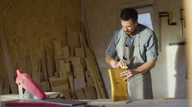 20'li yaşlarda portresi marangoz woodworker losyonları cila atölye bir ahşap tahta sakallı