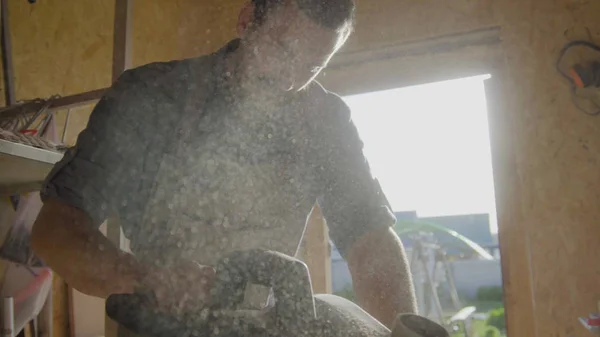 Daire testere testere ahşap tahta kurulu talaş içinde arka ışık ile kapatmak