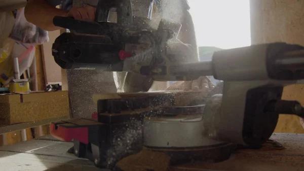 Daire testere testere ahşap tahta kurulu talaş içinde arka ışık ile kapatmak