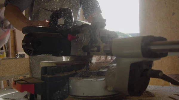 Daire testere testere ahşap tahta kurulu talaş içinde arka ışık ile kapatmak