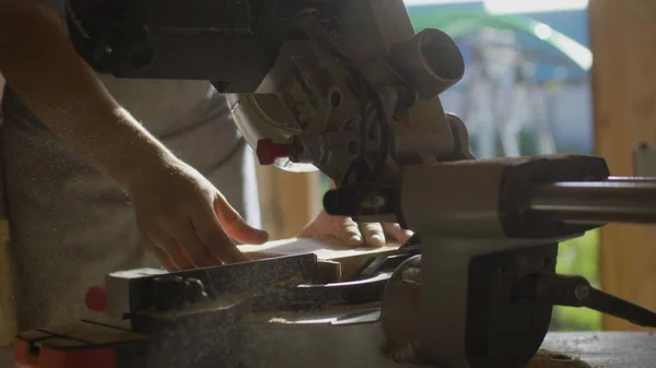 Marangoz negatif ahşap tahta daire testere kullanarak ellerini kapatın. uçan talaş