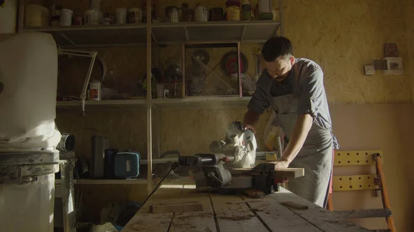 Marangoz negatif ahşap tahta daire testere kullanarak ellerini kapatın. uçan talaş