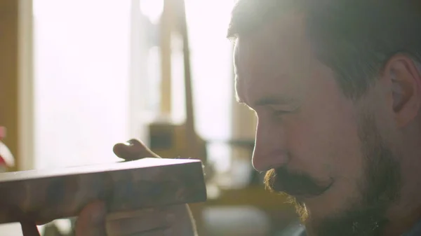 Bir ahşap tahta atölye içinde cila konsantre woodworker portresi losyonları