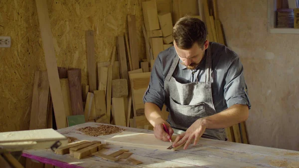 20'li yaşlarda marangoz atölyesinde güneşli bir günde çizim sakallı