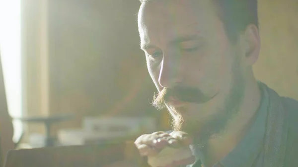 Bir ahşap tahta atölye içinde cila konsantre woodworker portresi losyonları