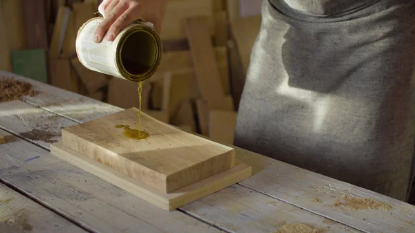 20'li yaşlarda portresi marangoz woodworker losyonları cila atölye bir ahşap tahta sakallı