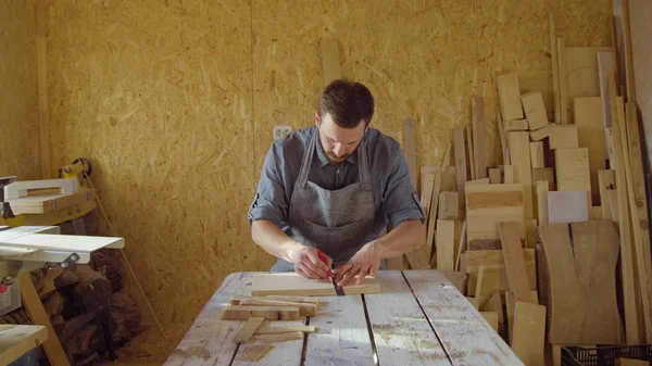 20s barbudo carpintero dibujo en taller en día soleado — Foto de Stock