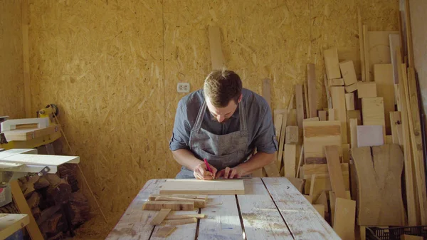 20'li yaşlarda marangoz atölyesinde güneşli bir günde çizim sakallı