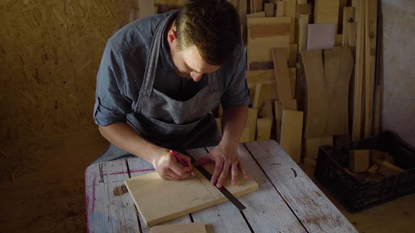 20'li yaşlarda marangoz atölyesinde güneşli bir günde çizim sakallı