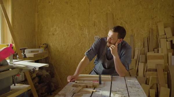 20'li yaşlarda marangoz atölyesinde güneşli bir günde çizim sakallı