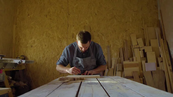 20s barbudo carpintero dibujo en taller en día soleado — Foto de Stock