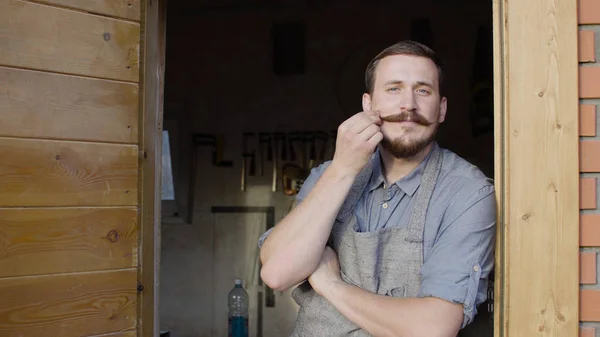 Sakallı 20s portresi kameraya, seyir woodworker atölye kal — Stok fotoğraf