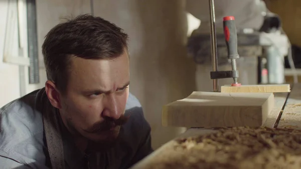 20'li brashing makine aracını kullanarak ve iş kalitesini kontrol woodworker sakallı