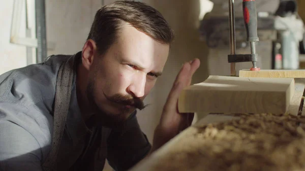 20'li brashing makine aracını kullanarak ve iş kalitesini kontrol woodworker sakallı