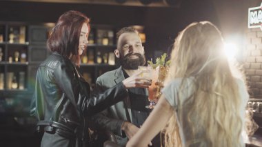 1 erkek 2 kadın şirketiz kodes gözlük çubuğunda, mutlu konuşmak ve gülmek