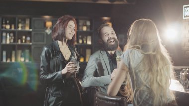 1 erkek 2 kadın şirketiz kodes gözlük çubuğunda, mutlu konuşmak ve gülmek